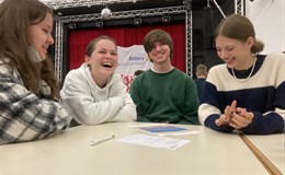 Schüler des Geschwister-Scholl-Gymnasiums bei der Berufsbilddarstellung im Stadtsaal in Wetter.